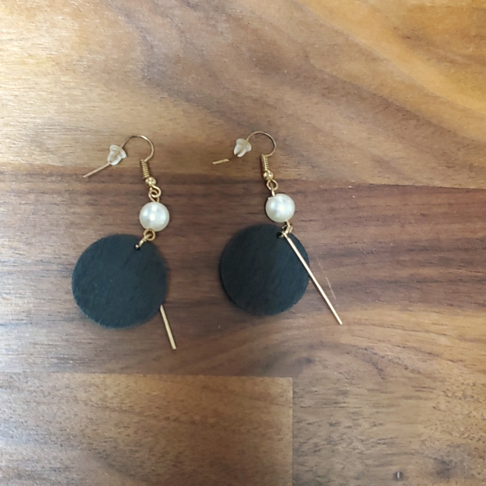 Lightweight! 1 pair of gold toned dangling earrings with pearl and black disks.